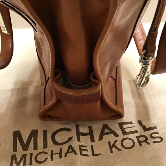 MICHAEL KORS LEATHER LARGE MESSENGER SATCHEL - Picture 7 of 16